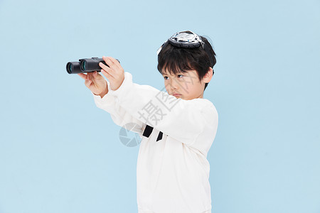 小男孩手拿望远镜形象图片