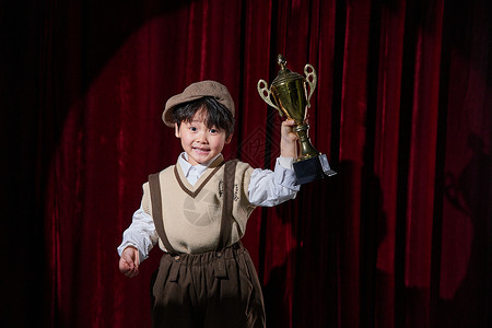 儿童颁奖素材可爱男孩上台领奖杯背景