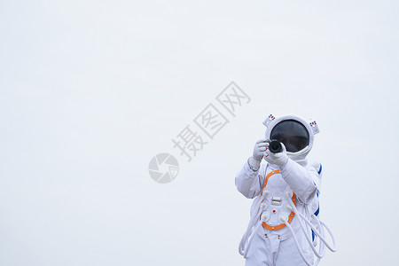 探索太空航天梦宇航员户外拿相机拍照背景