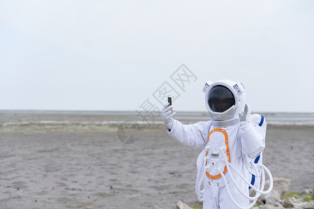 男性宇航员户外手机自拍图片