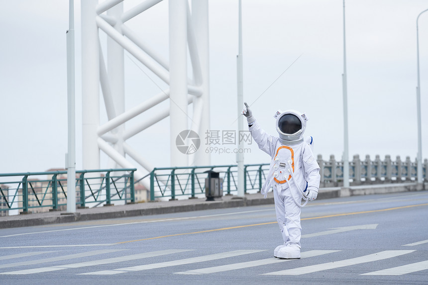 宇航员在户外桥上探索图片