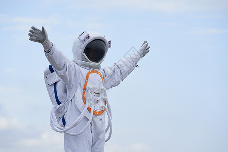 户外穿着宇航服的宇航员招手图片