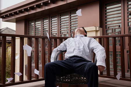 中年男性职场压力躺平高清图片