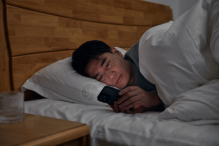 中年男性职场压力失眠看手机高清图片