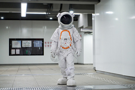 穿宇航服的男性坐地铁背景