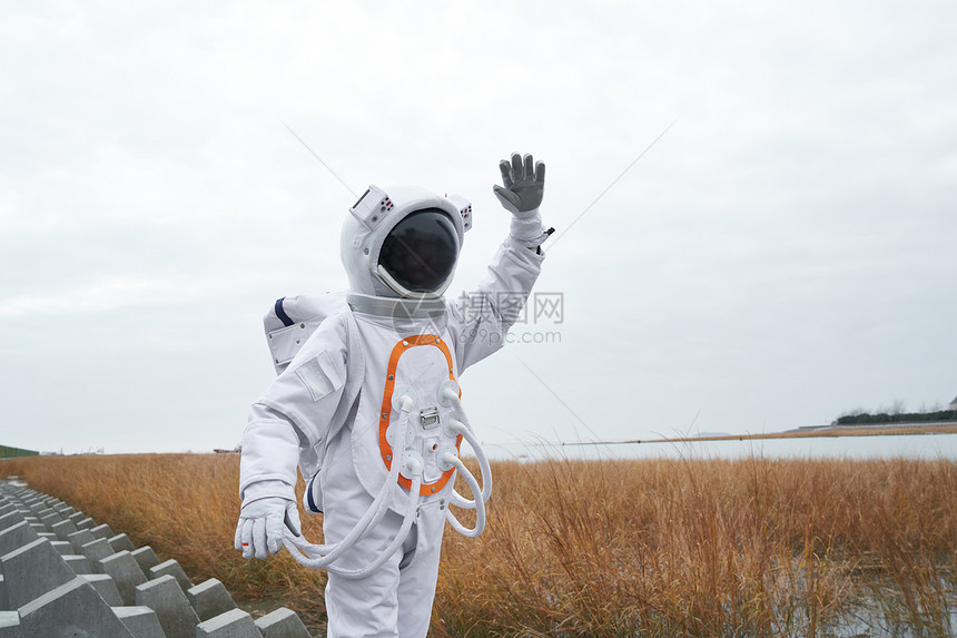 穿着宇航服的男性户外打招呼图片