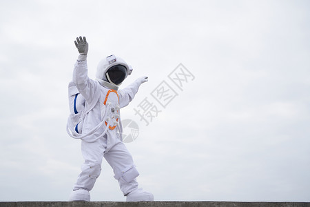 穿着宇航服的男性跳舞图片