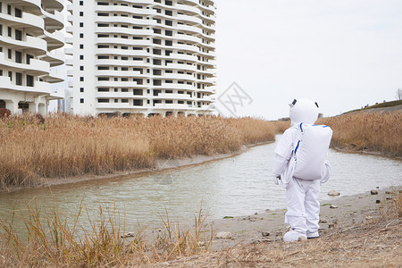 太空水废弃荒野穿着宇航服的男性背景