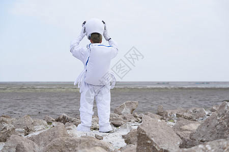 宇航员帽子穿着宇航服的男性脱下帽子背景