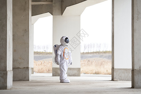废弃楼中穿着宇航服的男性高清图片
