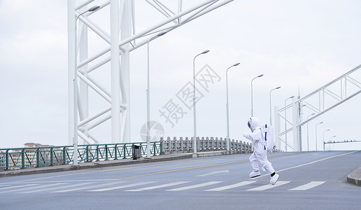 创意科技齿轮图片户外穿着宇航服的男性奔跑过马路背景