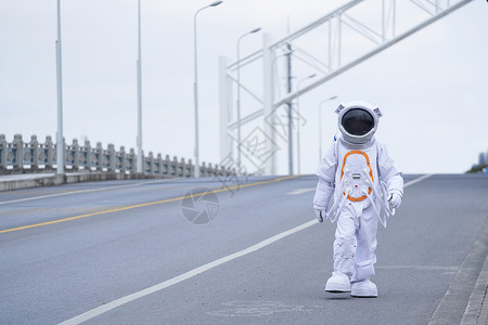行走太空穿着宇航服的男性在桥上行走背景