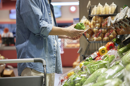 市场消费男性在超市买菜背景