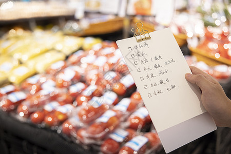 大菜单手拿购买清单到超市购买商品的人背景