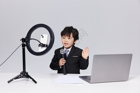 儿童记者使用手机直播的网红小记者背景