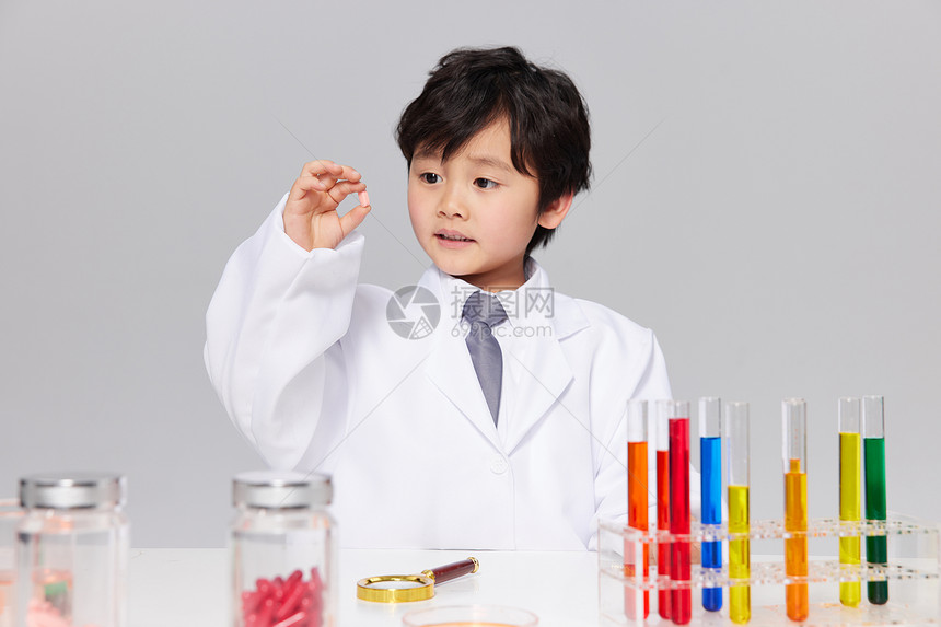 学习研究化学的可爱小男孩图片