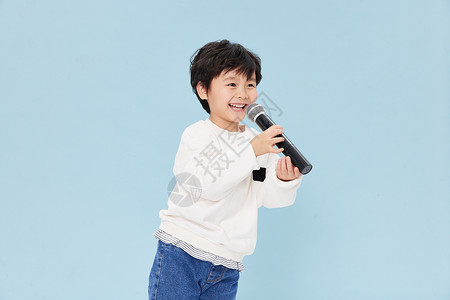 男孩唱歌手拿话筒的可爱男孩背景