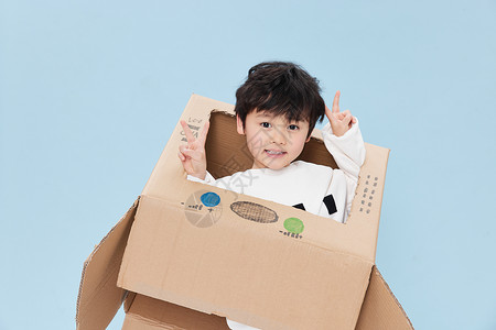 可爱小男孩与纸箱玩耍互动背景