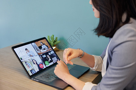 电脑远程会议职场商务女性远程视频会议特写背景