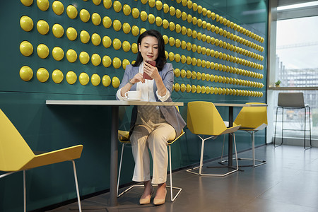 职场商务女性休闲喝咖啡背景图片