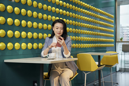 职场商务女性休闲喝咖啡图片
