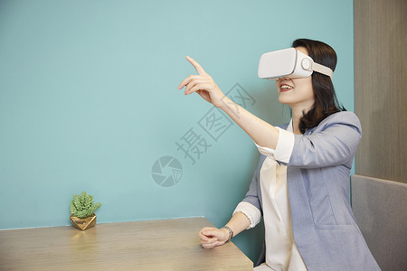 虚拟展示戴VR眼镜的商务女性触碰虚拟屏幕背景