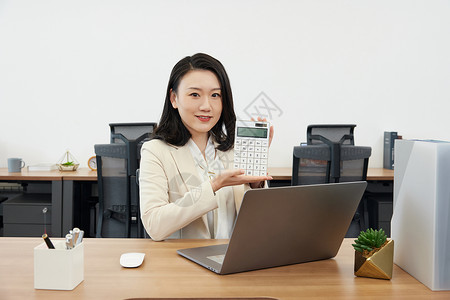 职场商务白领女性手举计算机图片