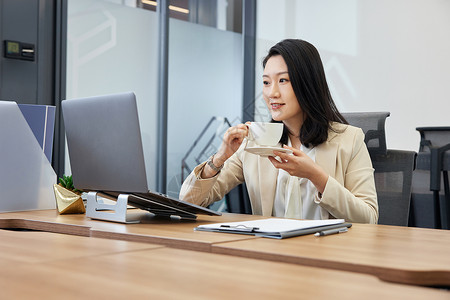 职场商务白领女性喝咖啡办公图片
