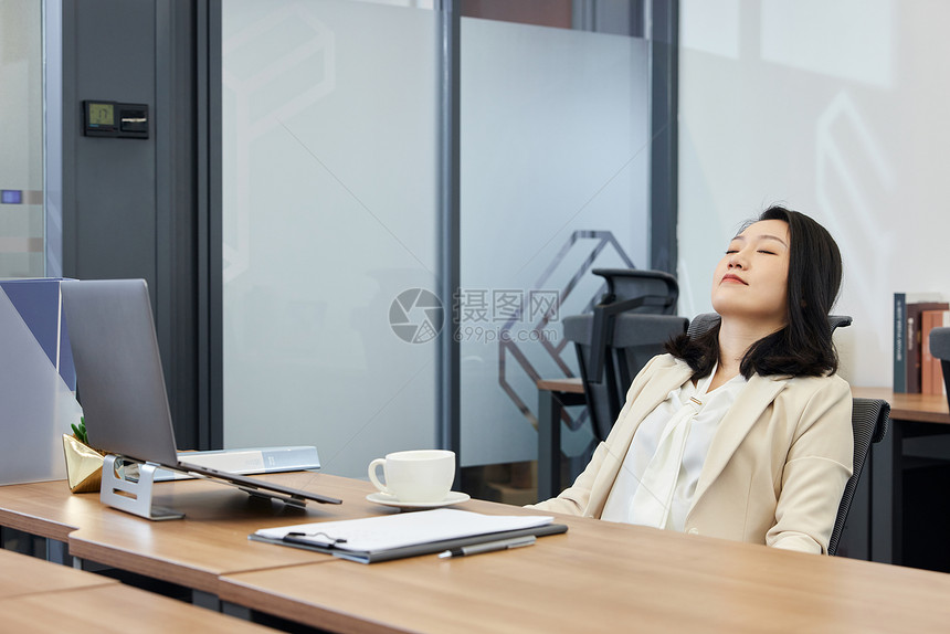 职场商务白领女性躺椅子上休息图片