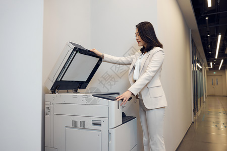 商务白领女性使用打印机背景图片