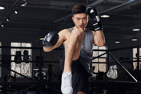 男性拳击运动员用腿做出格挡姿势高清图片