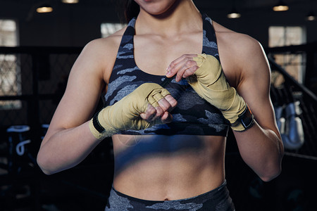 女性拳击运动员展示肌肉状态背景图片