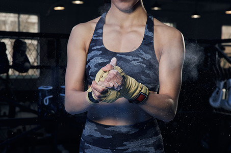 女拳击运动员手搓镁粉高清图片