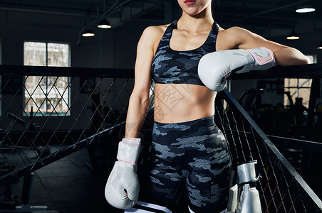 女性拳击运动员展示肌肉形象背景图片