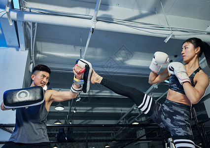 男女打架拳击训练的男女运动员背景