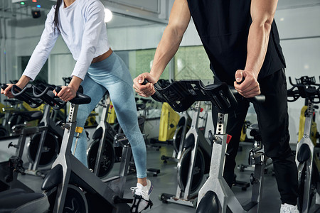 动感单车素材健身房动感单车训练前的热身运动特写背景