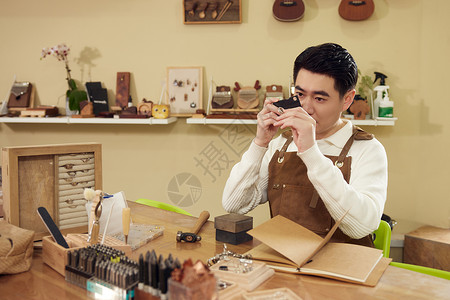 男性工匠使用工具检测戒指图片