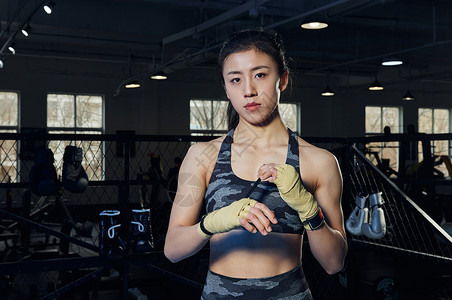 女性拳击运动员展示训练状态背景图片