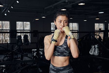 展示训练状态的女性拳击运动员背景图片