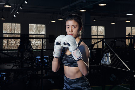 女性拳击运动员做出预备出拳的姿势图片