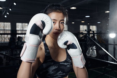 女性拳击运动员做出预备出拳的姿势背景图片