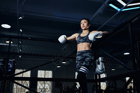 女性拳击运动员形象背景图片