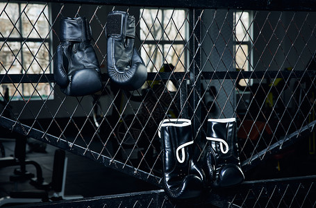 健身房里悬挂着的拳击手套高清图片