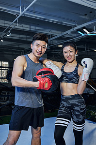 男女拳手展示训练状态背景图片