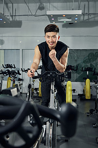 动感单车练习的健身男士图片