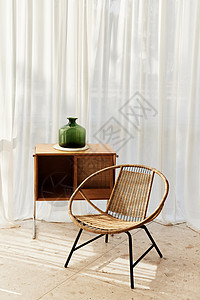 木质藤椅和木桌背景图片