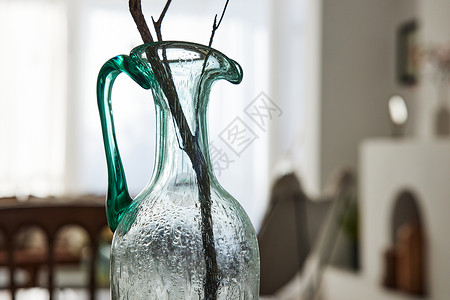客厅木桌上的花瓶特写背景图片
