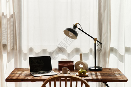 台灯和摆件阳光下的简约日式书桌背景