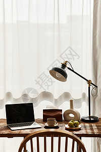 台灯和摆件阳光下的简约日式书桌背景