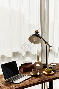 台灯下唐老鸭阳光下的简约日式书桌背景